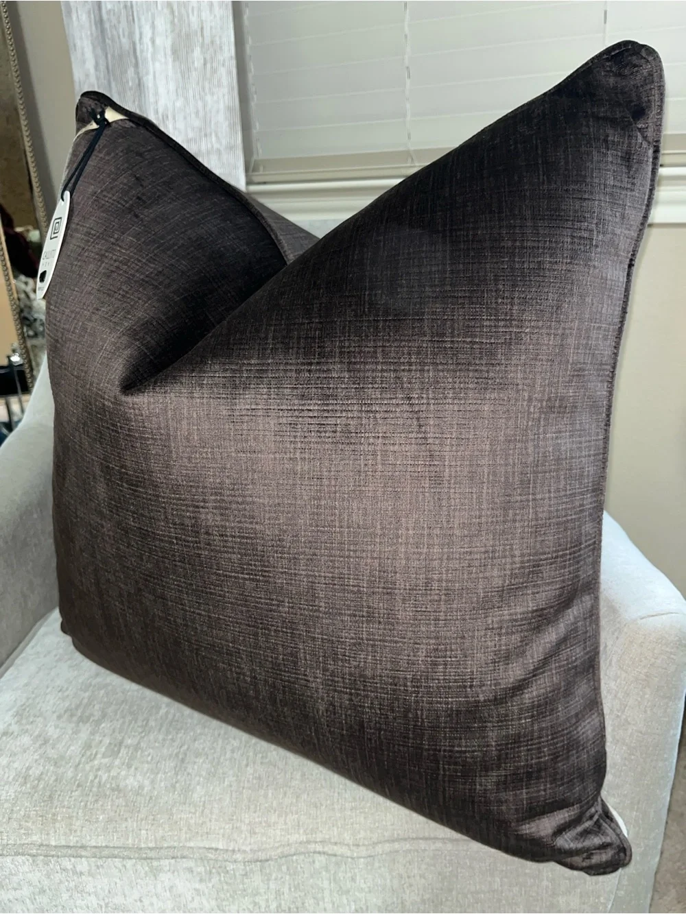 1-NWT CALLISTO HOME CHOCOLATE BROWN LUXURY VELVET DECORATIVE PILLOW (T0258F11)